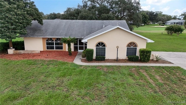 640 E Hartford St, Hernando, FL 34442 - view of front facade featuring a front yard, stucco siding, and roof with shingles