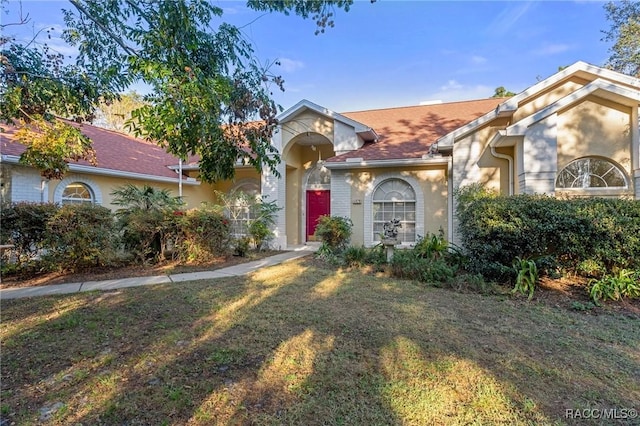 view of front facade featuring a front lawn