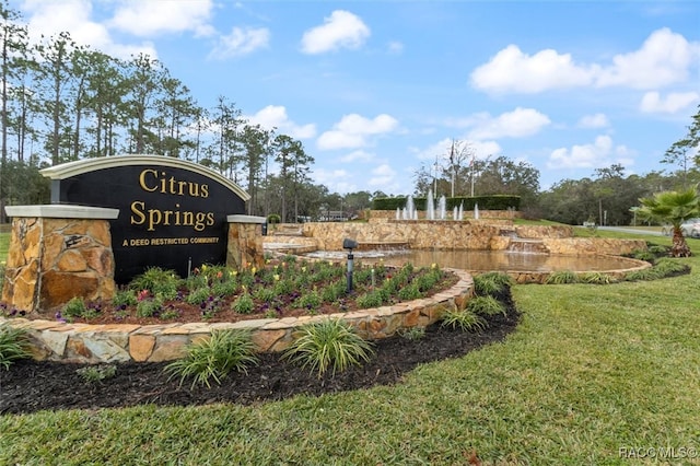 community sign with a yard