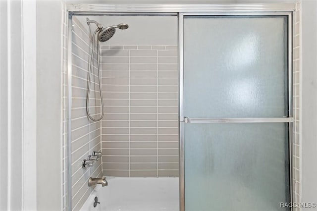 bathroom featuring tiled shower / bath