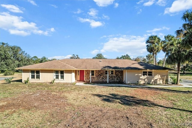 ranch-style home with a front yard