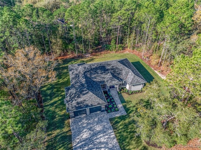 birds eye view of property featuring a forest view