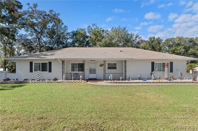 ranch-style home featuring a front lawn