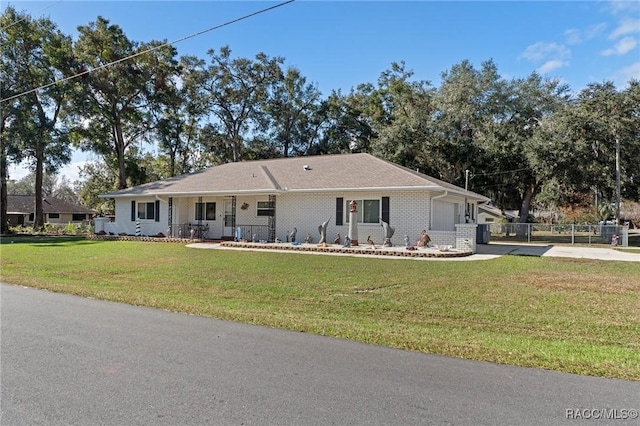 single story home featuring a front yard