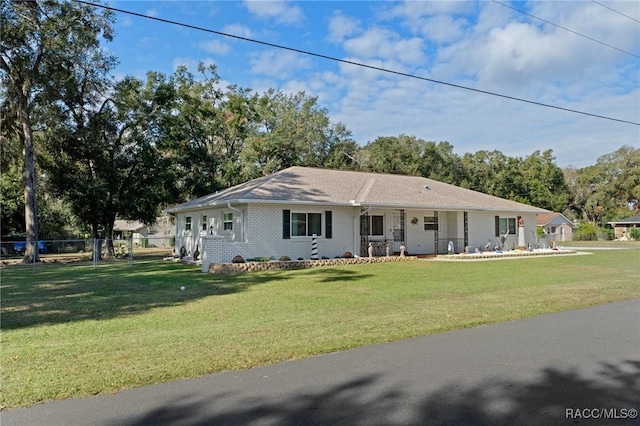 ranch-style home featuring a front lawn