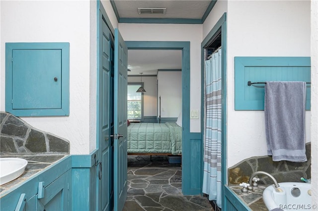 4210 W Horseshoe Dr, Beverly Hills, FL 34465 - bathroom featuring ensuite bath, vanity, a garden tub, stone finish flooring, and curtained shower