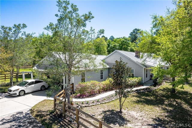 view of front facade with fence and driveway