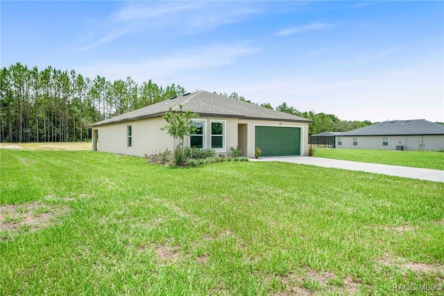 784 E Alaska Ln, Hernando, FL 34442 - view of front facade featuring driveway, a garage, stucco siding, and a front yard