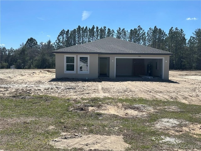 garage featuring dirt driveway