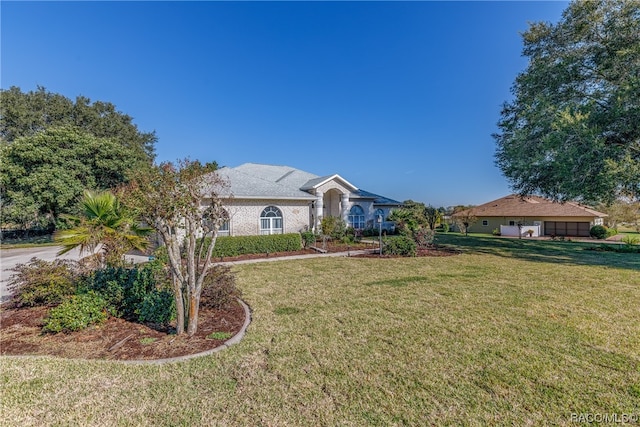 single story home featuring a front lawn