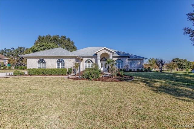 ranch-style home featuring a front lawn