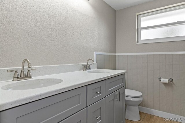 1 Taft St, Beverly Hills, FL 34465 - bathroom with a textured wall, toilet, and double vanity