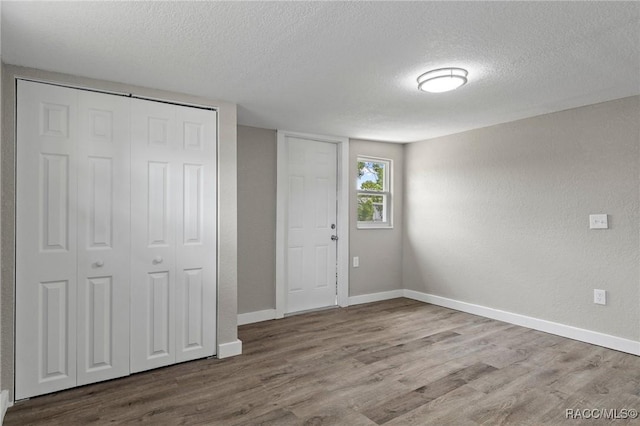 1 Taft St, Beverly Hills, FL 34465 - foyer featuring a textured ceiling, wood finished floors, and baseboards