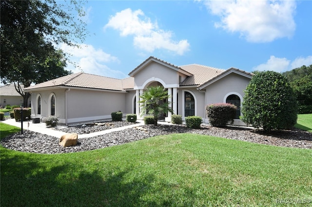 view of front of house featuring a front lawn