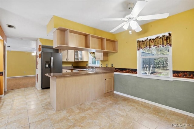 kitchen with visible vents, a sink, ceiling fan, a peninsula, and stainless steel fridge with ice dispenser