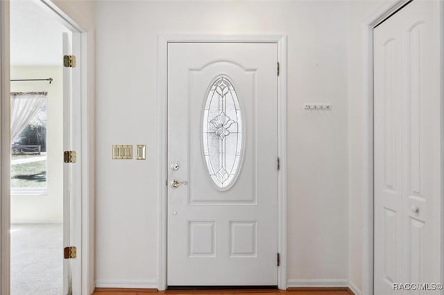 foyer entrance featuring baseboards