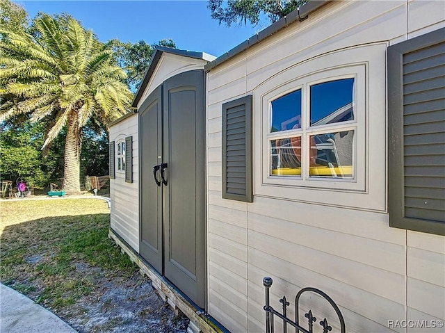 view of outdoor structure featuring a yard