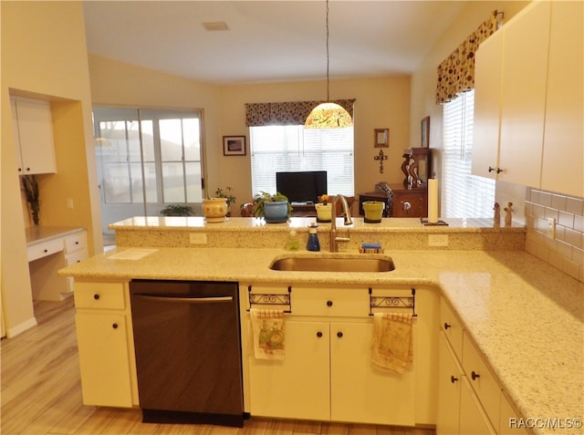 kitchen featuring kitchen peninsula, sink, light hardwood / wood-style flooring, dishwasher, and plenty of natural light