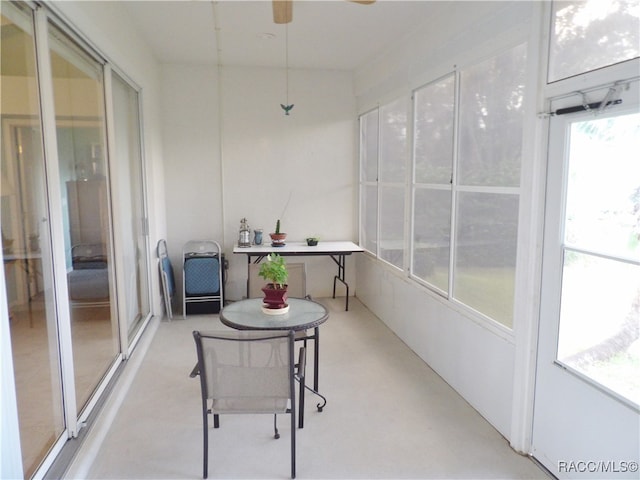 sunroom with ceiling fan