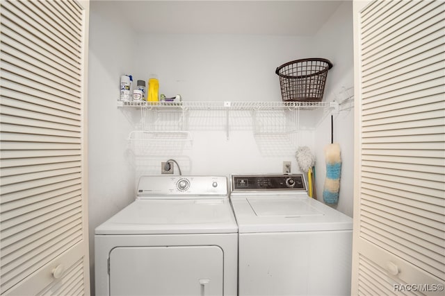 washroom featuring washer and clothes dryer