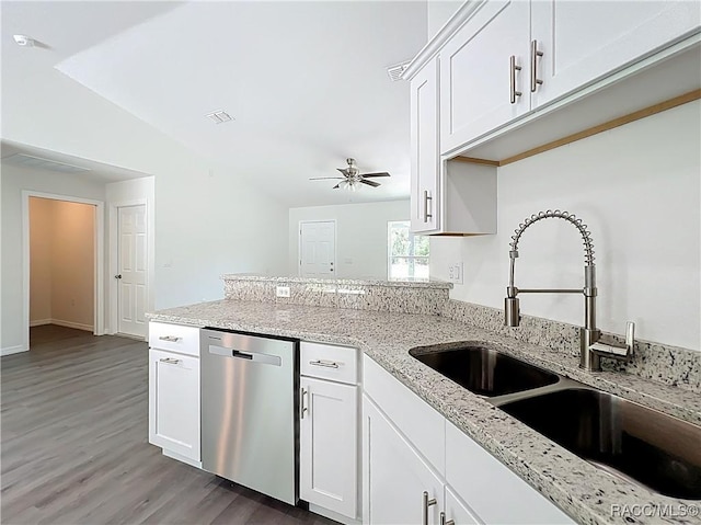 22777 SW Beach Blvd, Dunnellon, FL 34431 - kitchen with dishwasher, a sink, light wood-type flooring, a ceiling fan, and white cabinets