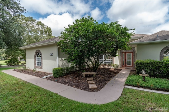 view of front of property with a front lawn