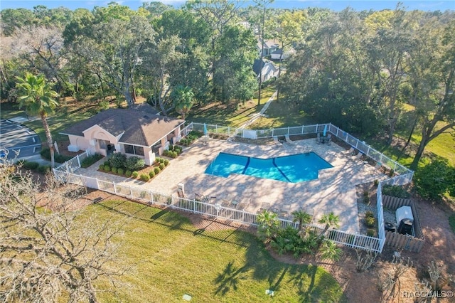 view of swimming pool featuring a lawn