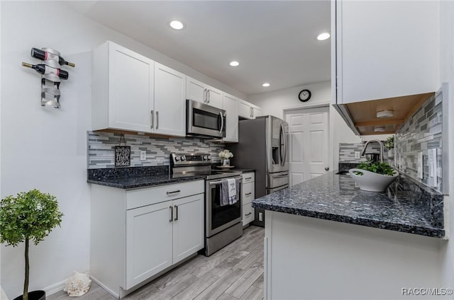 340 E Glassboro Ct Unit 19-5A, Hernando, FL 34442 - kitchen featuring stainless steel appliances, tasteful backsplash, light wood-style floors, white cabinetry, and recessed lighting