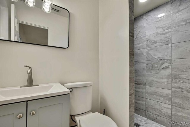 657 NE 11th St, Crystal River, FL 34428 - bathroom featuring tiled shower, vanity, and toilet