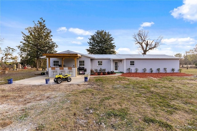 view of front of home featuring a patio area and a front yard