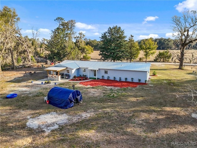 view of front of house featuring a front yard