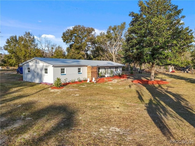 view of front of property featuring a front lawn