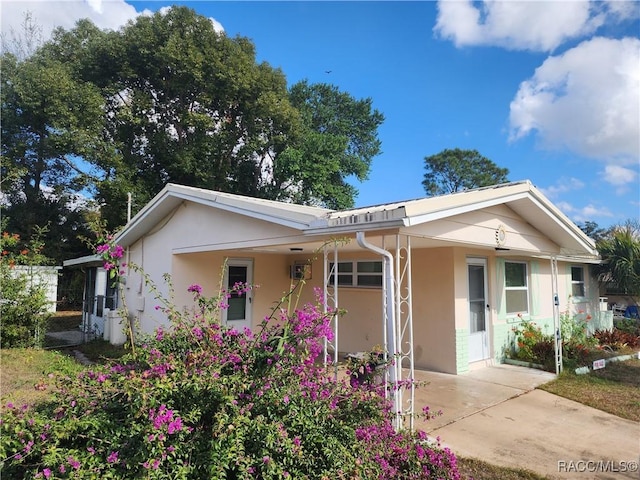 view of front of property featuring covered porch