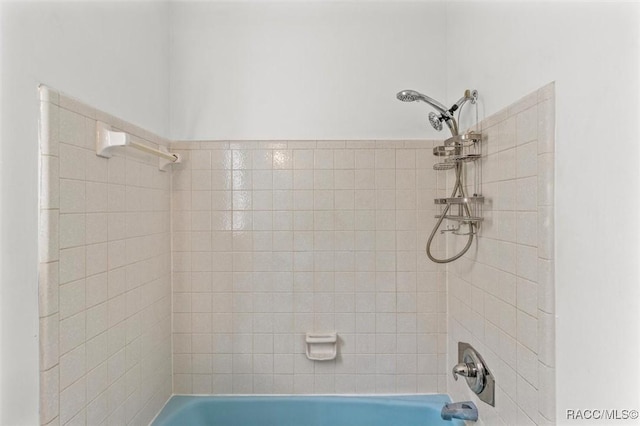 bathroom with tiled shower / bath