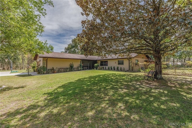 view of front facade featuring a front lawn and stucco siding