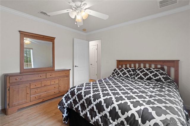 bedroom featuring ceiling fan, crown molding, and light hardwood / wood-style floors