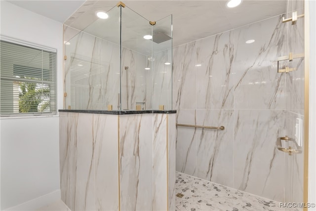 bathroom featuring a tile shower