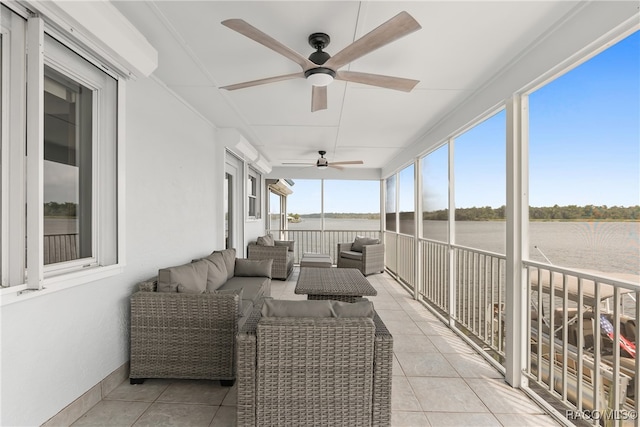 sunroom with ceiling fan