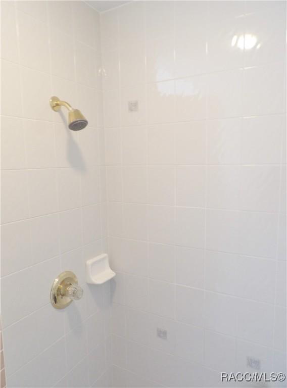bathroom featuring tiled shower