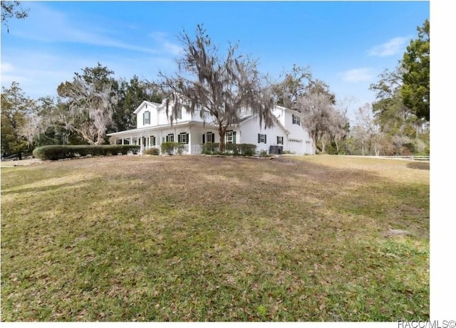 view of front of property with a front yard