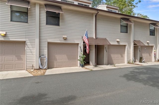 townhome / multi-family property featuring an attached garage