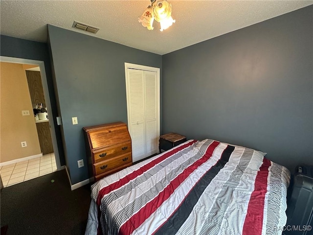 2510 W Dolphin Dr, Citrus Springs, FL 34434 - tiled bedroom with a closet and a textured ceiling