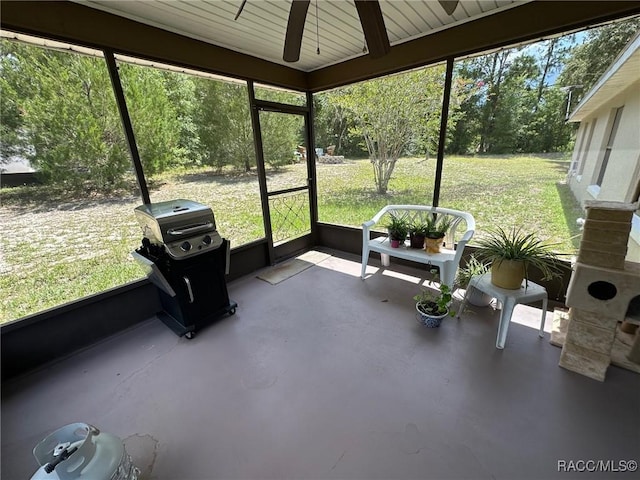 2510 W Dolphin Dr, Citrus Springs, FL 34434 - sunroom featuring ceiling fan