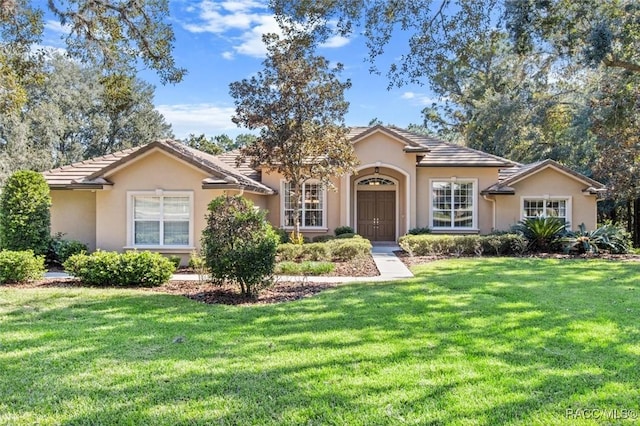 single story home with a front lawn