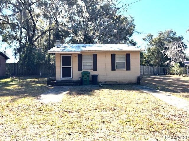 view of front facade with a front yard