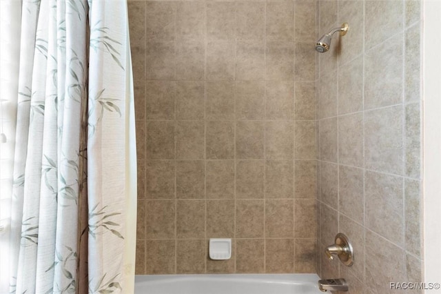 bathroom with shower / tub combo