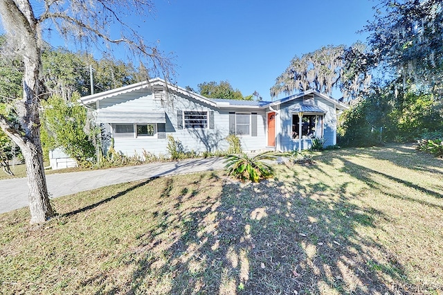 ranch-style house featuring a front yard