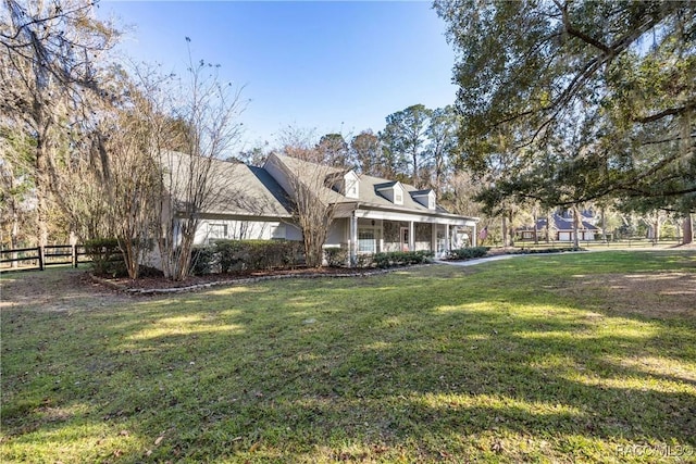 view of front of home featuring a front yard and fence