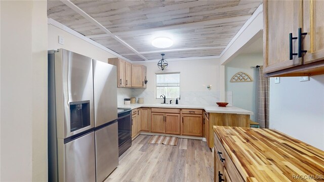 kitchen featuring sink, tasteful backsplash, black electric range oven, stainless steel refrigerator with ice dispenser, and light wood-type flooring