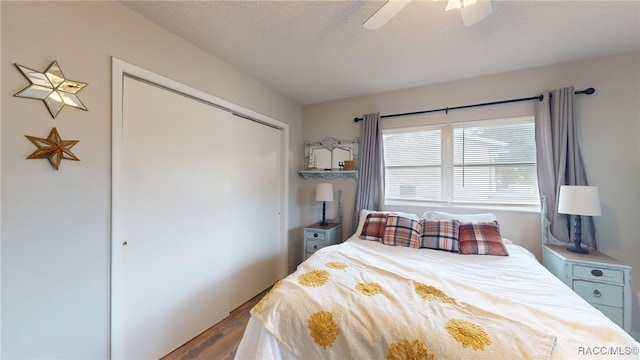 bedroom with ceiling fan, a textured ceiling, and a closet